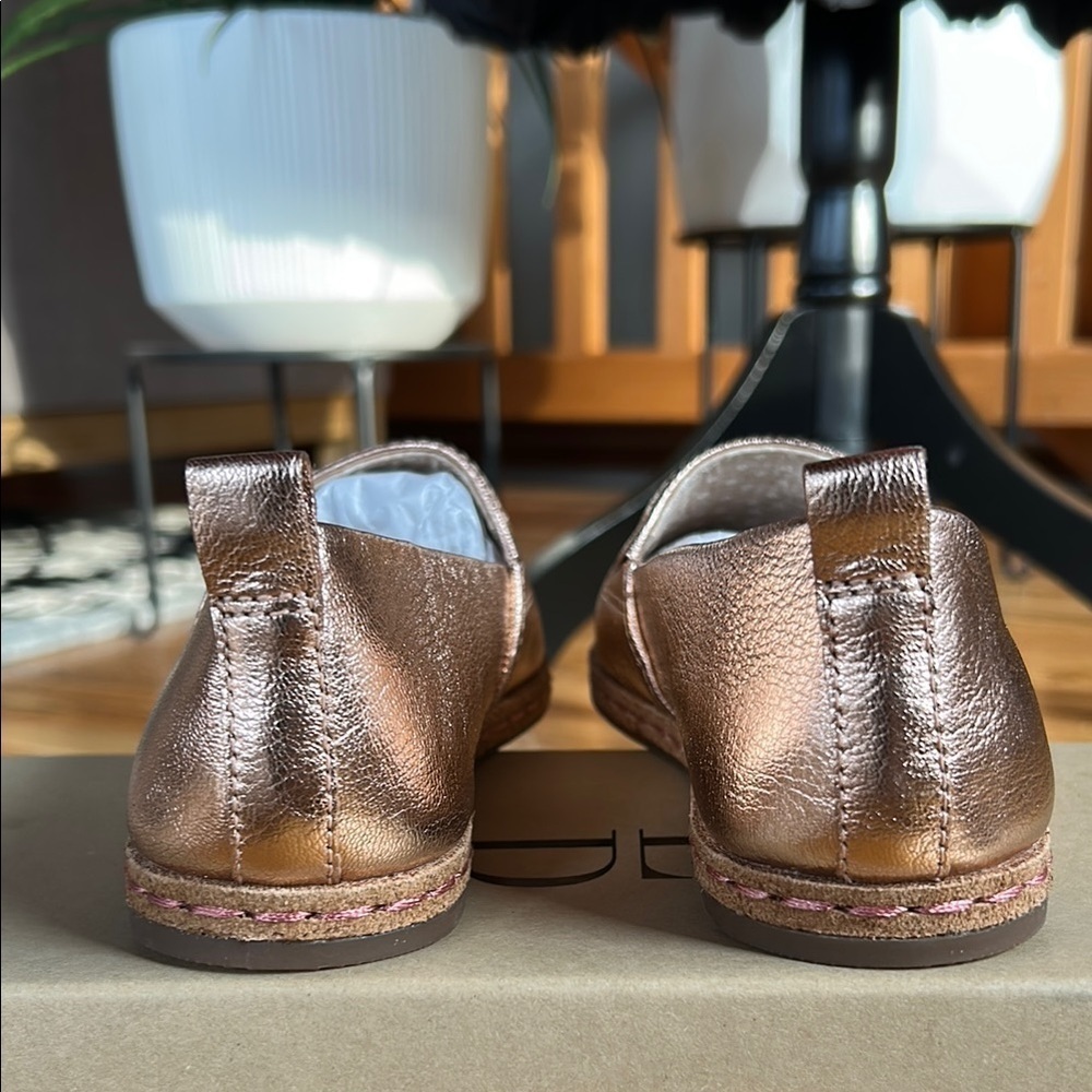 Ellen DeGeneres Metallic Rose Gold Loafers with Textured Finish - Picture 7 of 11